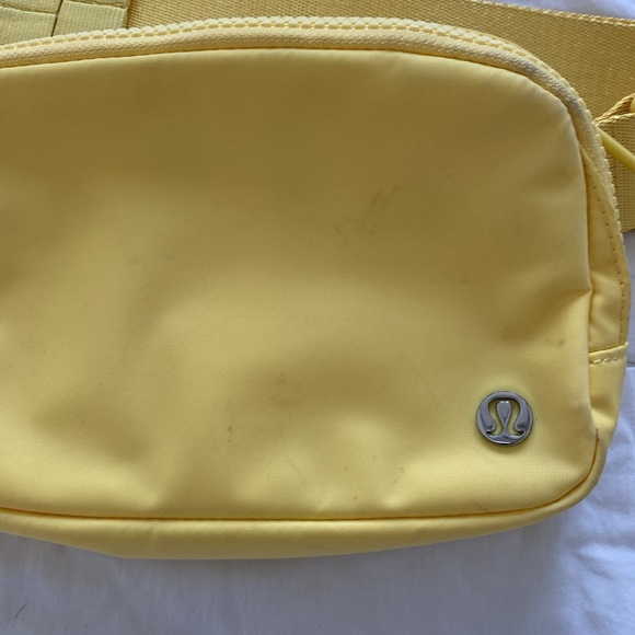 Lululemon 1L Everywhere Belt Bag in Sunny Yellow - Picture 2 of 3